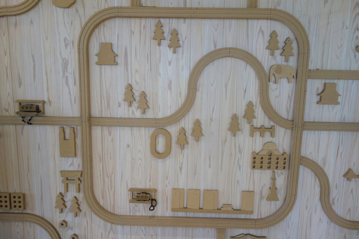 高輪ゲートウェイ駅のレールタウンの壁面アート全体