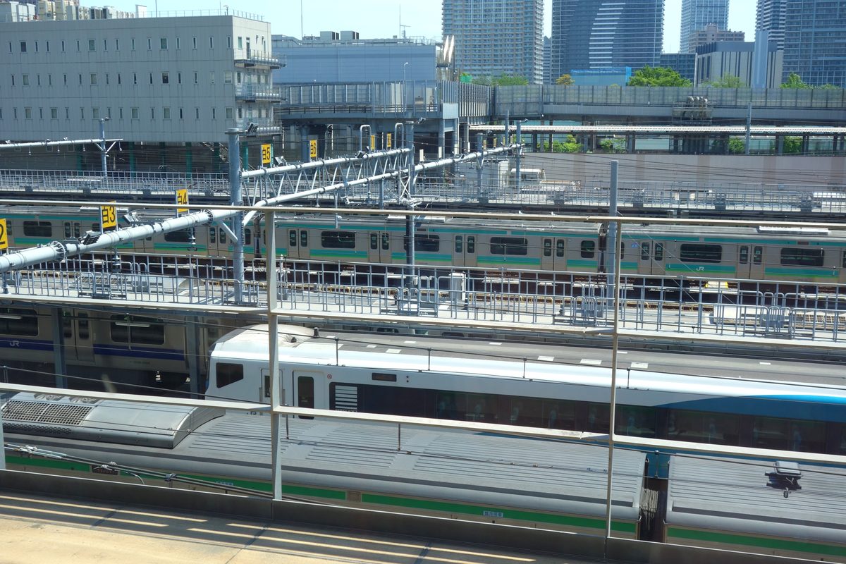 高輪ゲートウェイ駅から見えた特急「踊り子」「湘南」のE257系と山手線