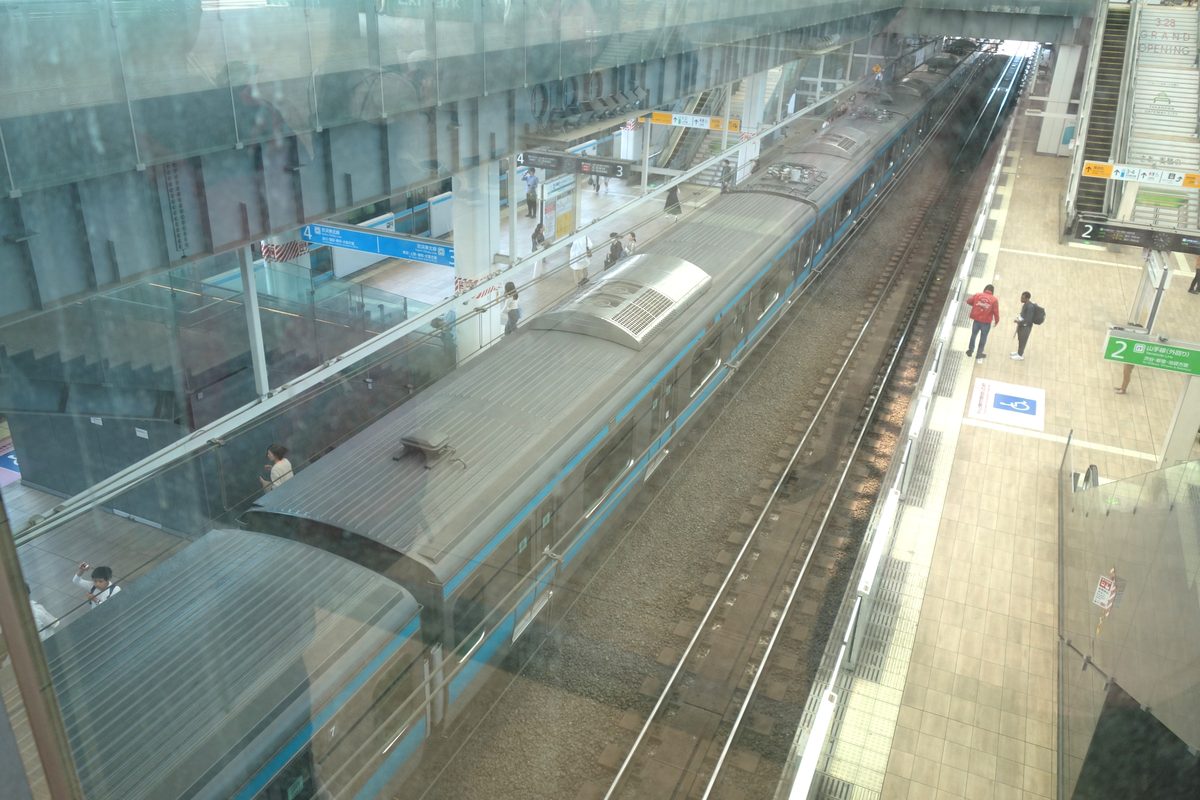 高輪ゲートウェイ駅の上層から京浜東北線を真上に見下ろす