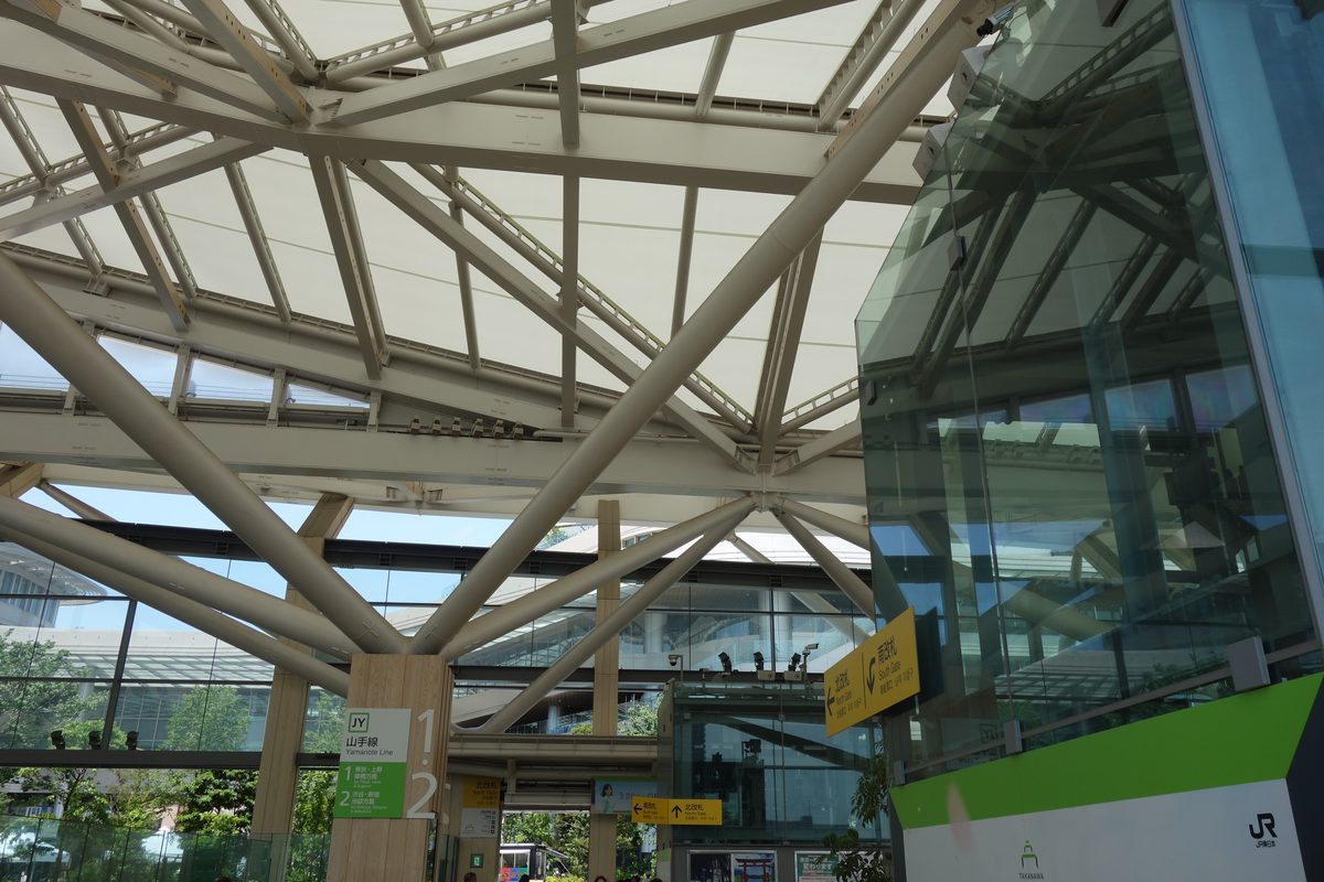 高輪ゲートウェイ駅構内。隈研吾デザインの膜屋根と木のトラス、1・2番線