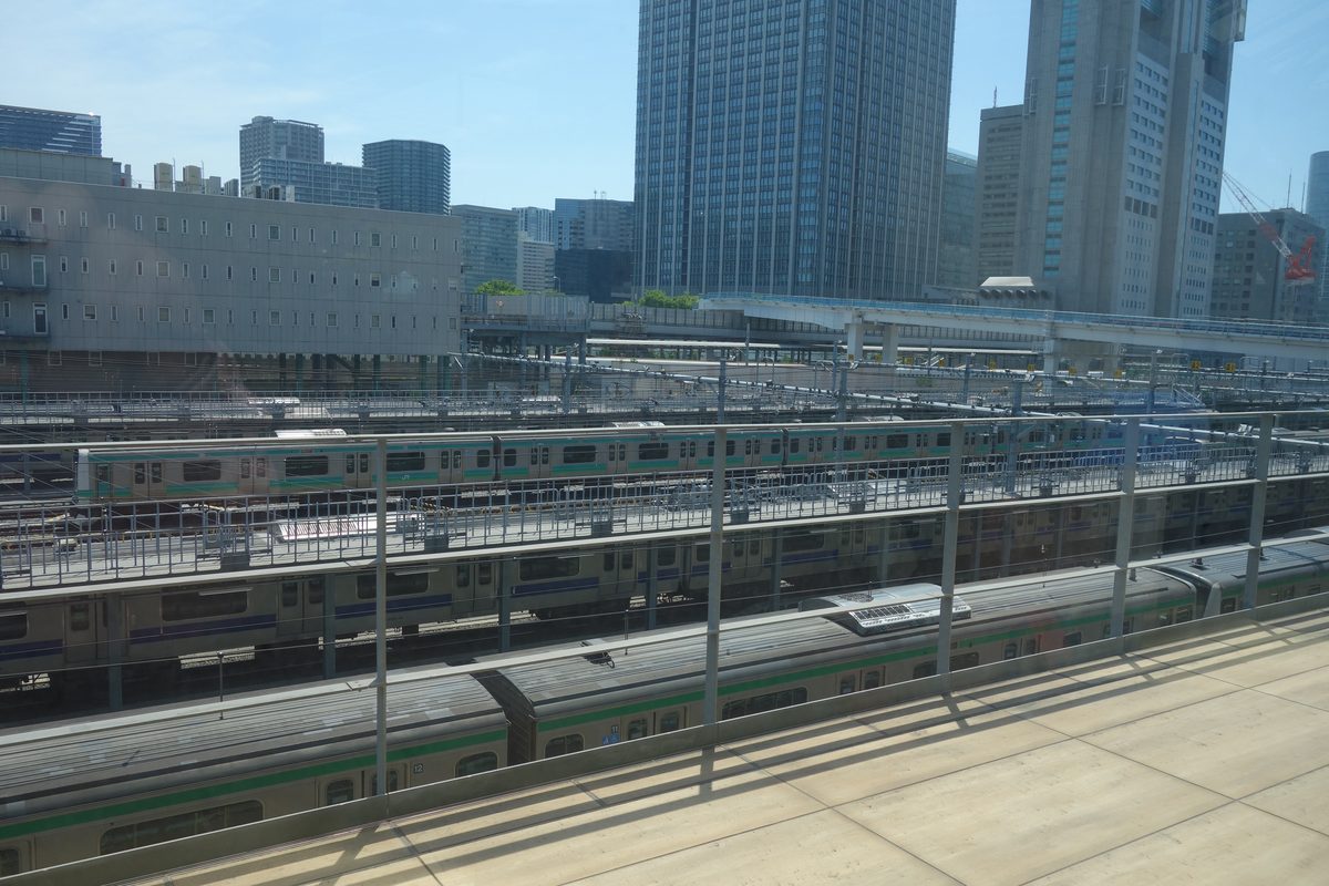 高輪ゲートウェイ駅のガラス越しに見える山手線などが並ぶ線路