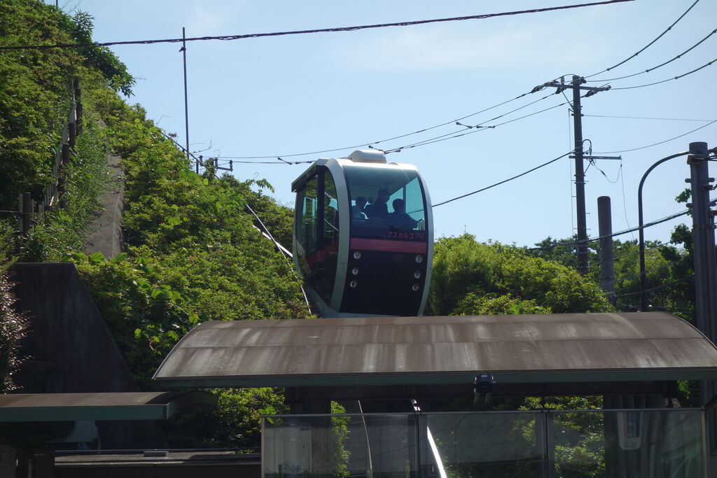 斜面のレールをのぼる飛鳥山公園モノレール、アスカルゴのカプセル型車両
