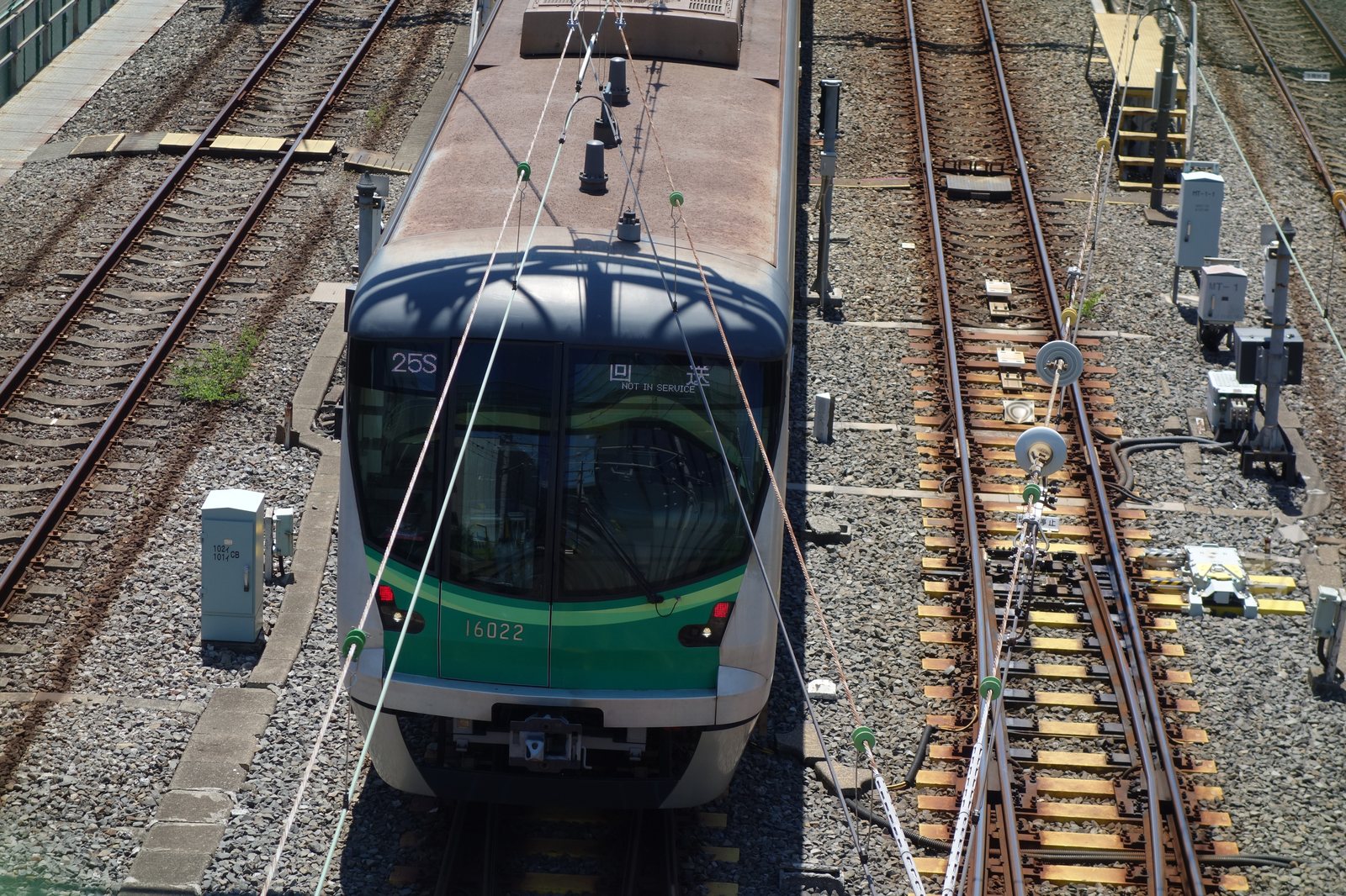 車両基地に入っていく東京メトロ千代田線の16000系（緑の帯の電車）