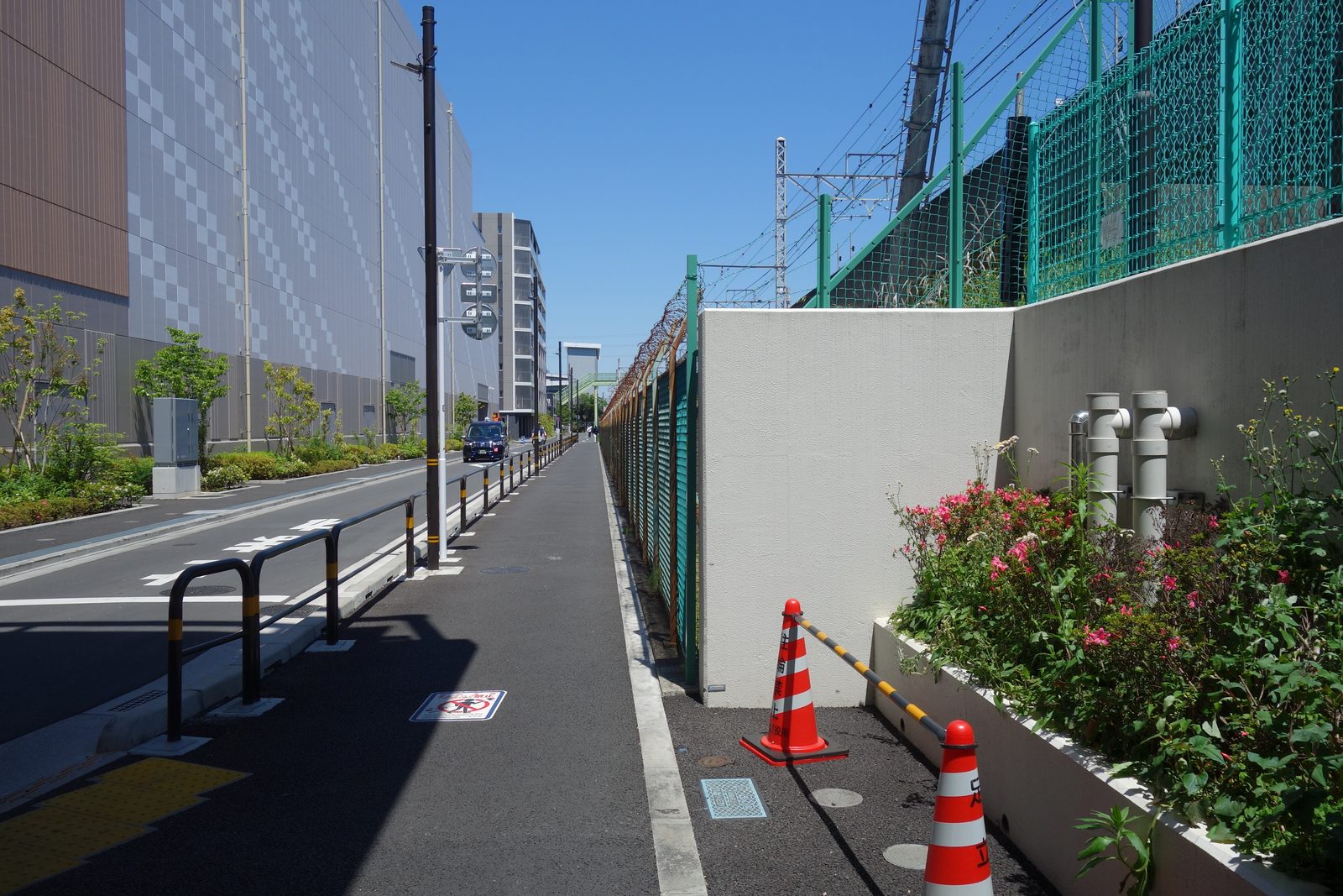 綾瀬車両基地のフェンス沿いの歩道
