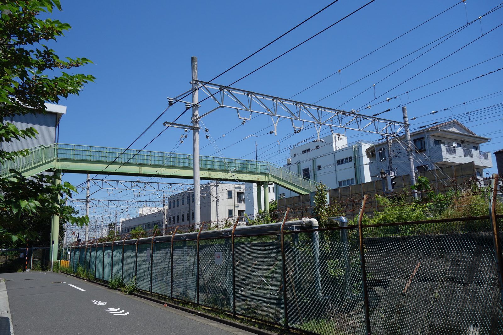 綾瀬車両基地をまたぐ緑色の歩道橋