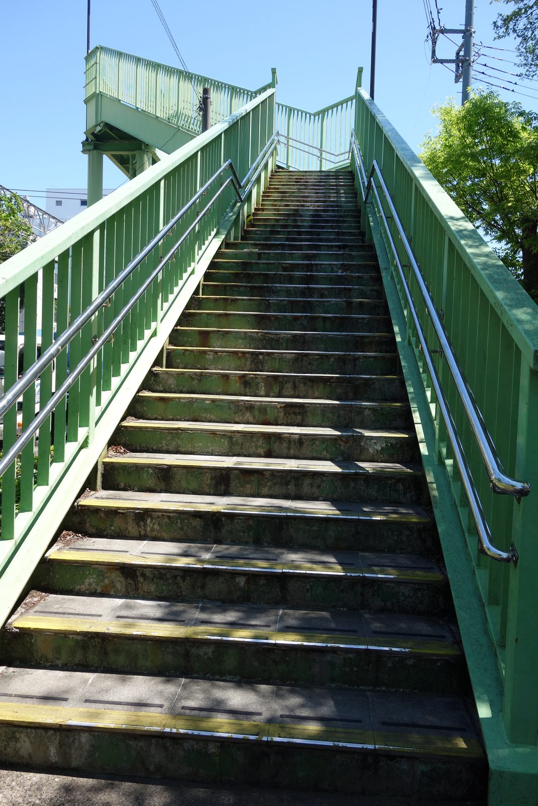 綾瀬車両基地の歩道橋の階段