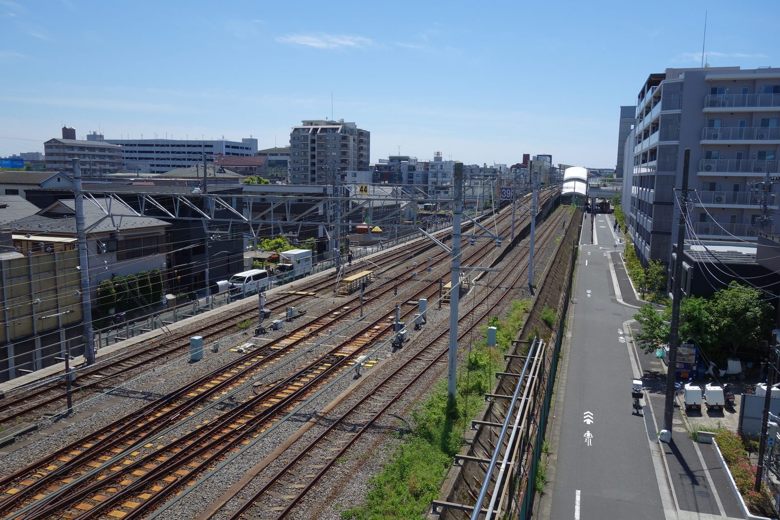 歩道橋から見た北綾瀬の駅方向の眺め