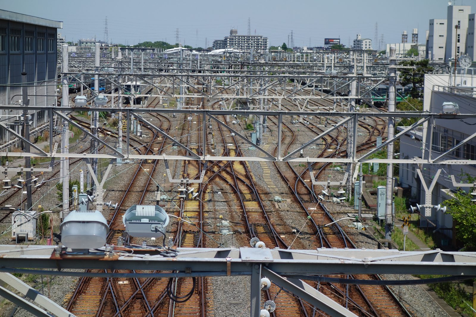 歩道橋から見た綾瀬車両基地の扇状に広がる分岐器