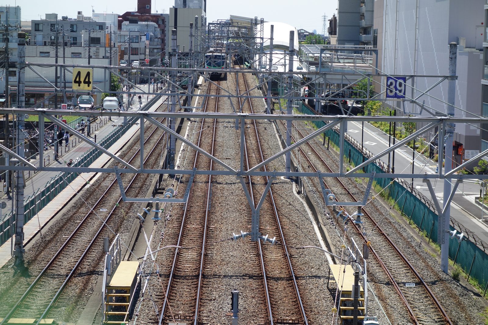 車庫へ入っていく東京メトロ千代田線の電車