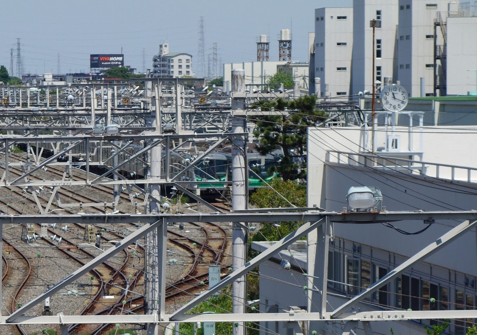 綾瀬車両基地に並んで停まる千代田線の車両