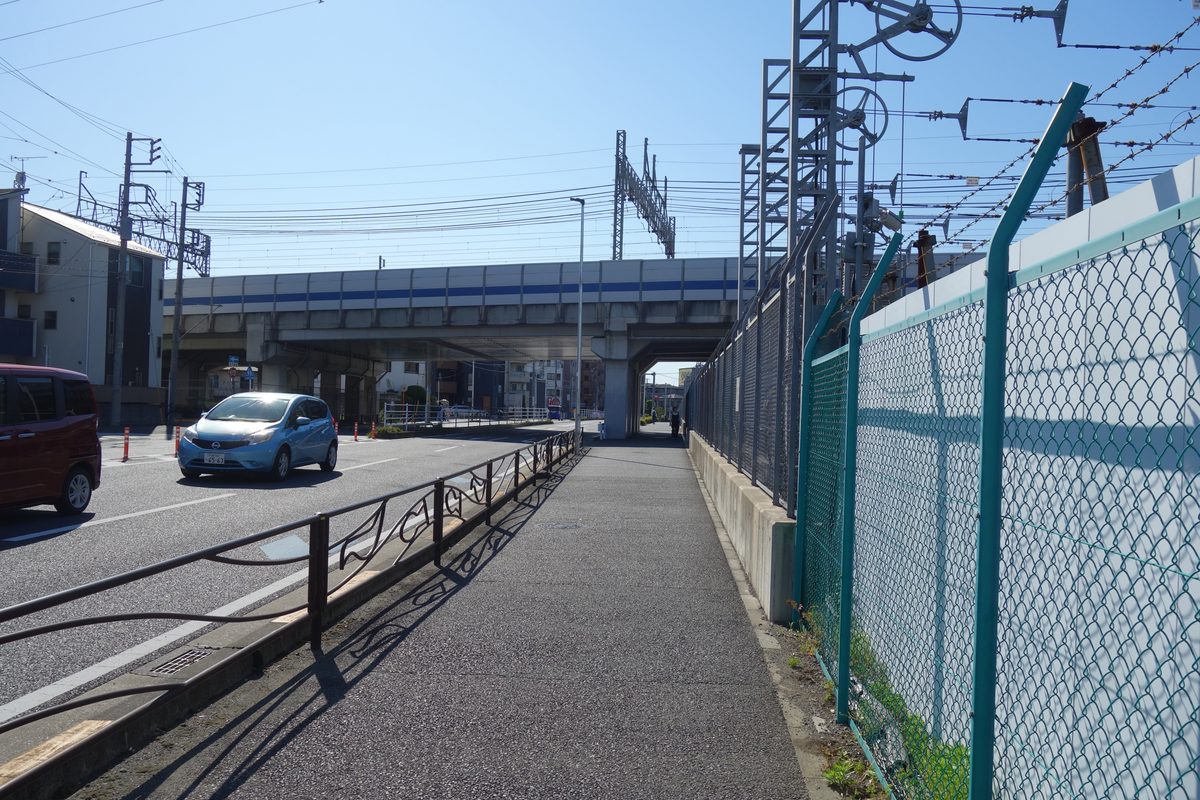 神奈川県道14号尻手黒川道路沿いの歩道と元住吉検車区の外周フェンス