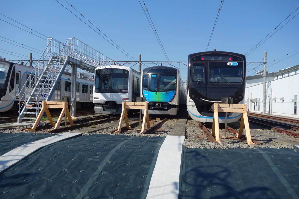 元住吉検車区で4本並ぶ電車と、11・12・13と番線の数字が書かれた枠