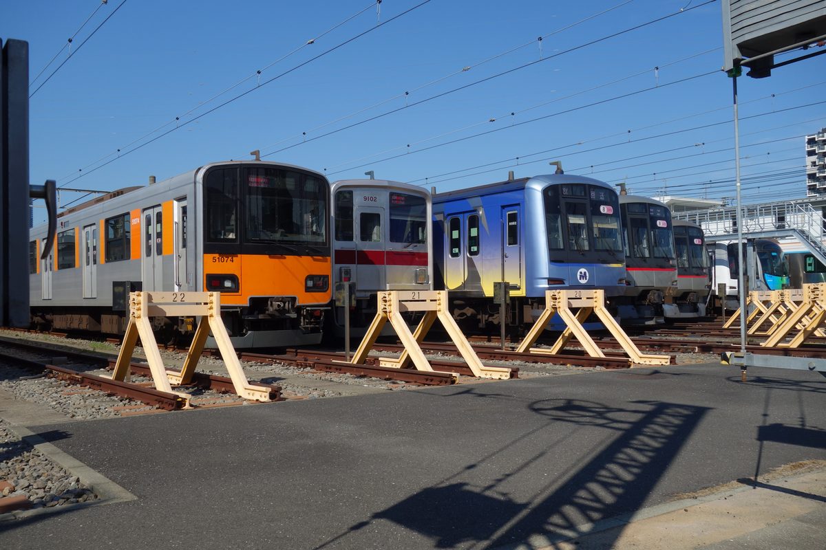 元住吉検車区に斜めに並ぶ東武50070型51074・東武9000系9102・横浜高速鉄道Y500系・東急5050系の前面