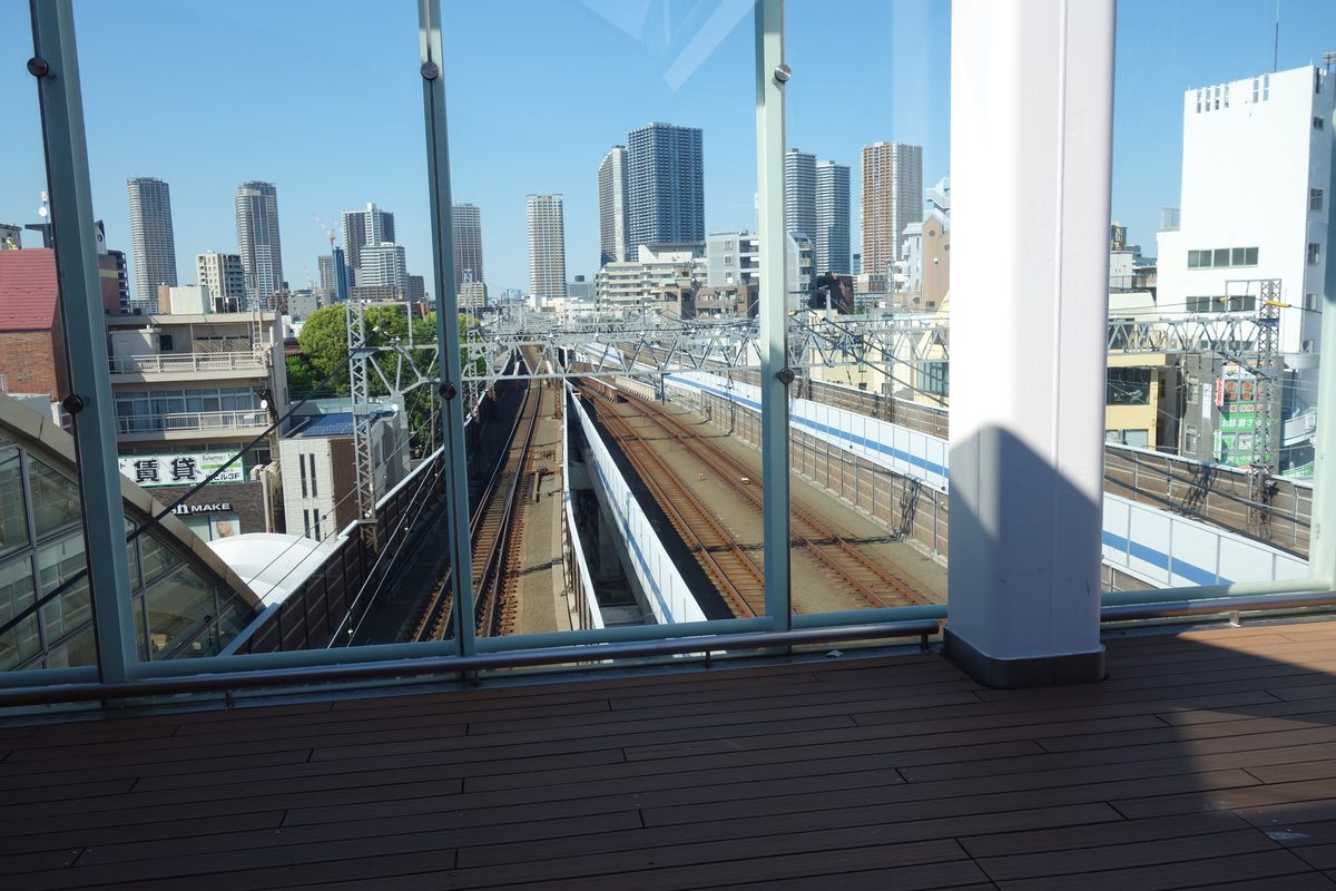元住吉駅の屋上庭園のウッドデッキから見下ろした東横線・目黒線の4本の線路