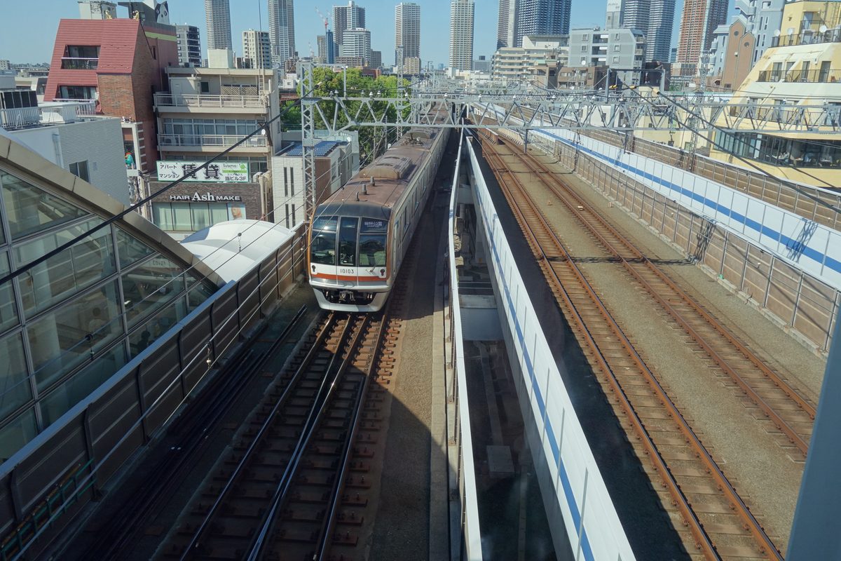 元住吉駅の屋上庭園から見下ろした東京メトロ10000系10103編成の特急 森林公園行き