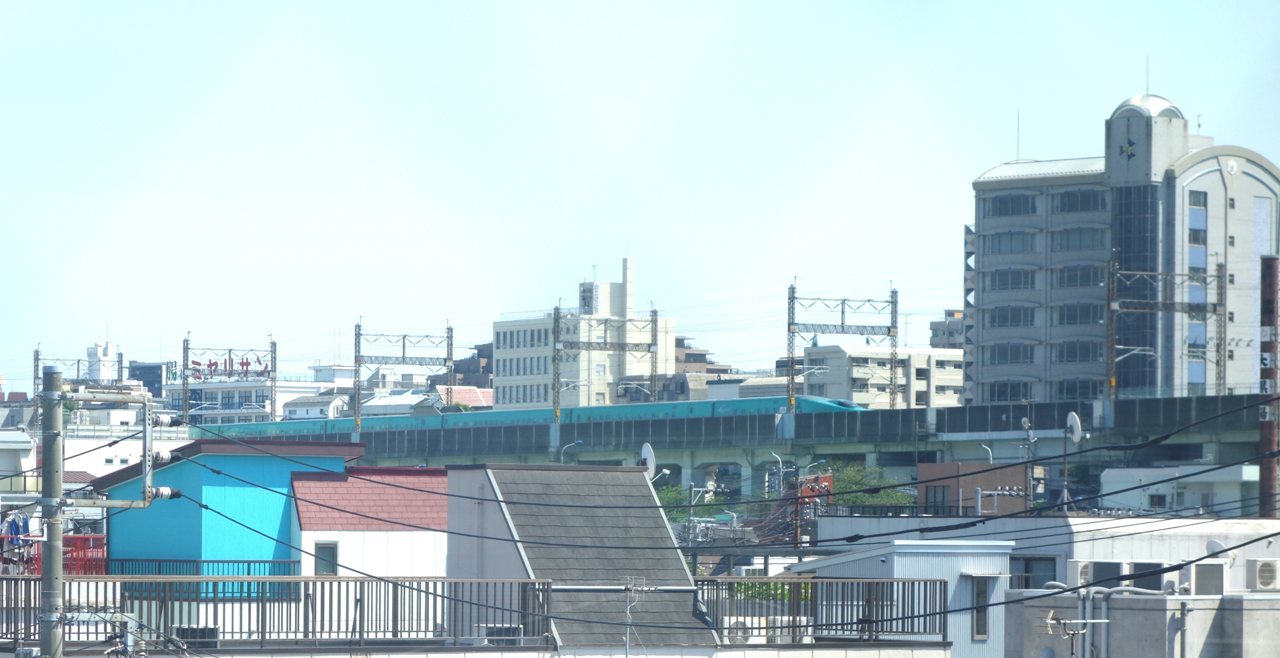 上中里さわやか橋から見えた、高架を走る東北新幹線のE5系（はやぶさタイプ）