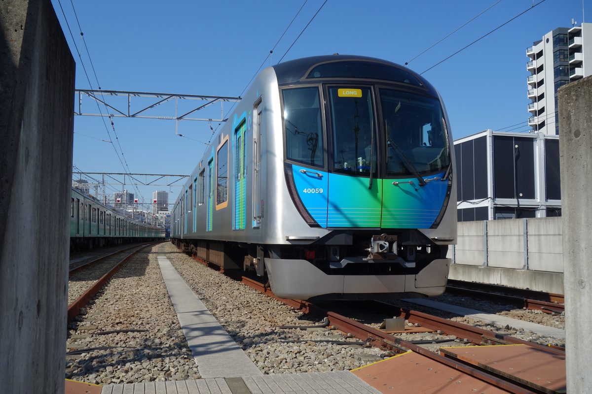 元住吉検車区に停まる西武40000系40059編成の前面と黄色いLONGの表示