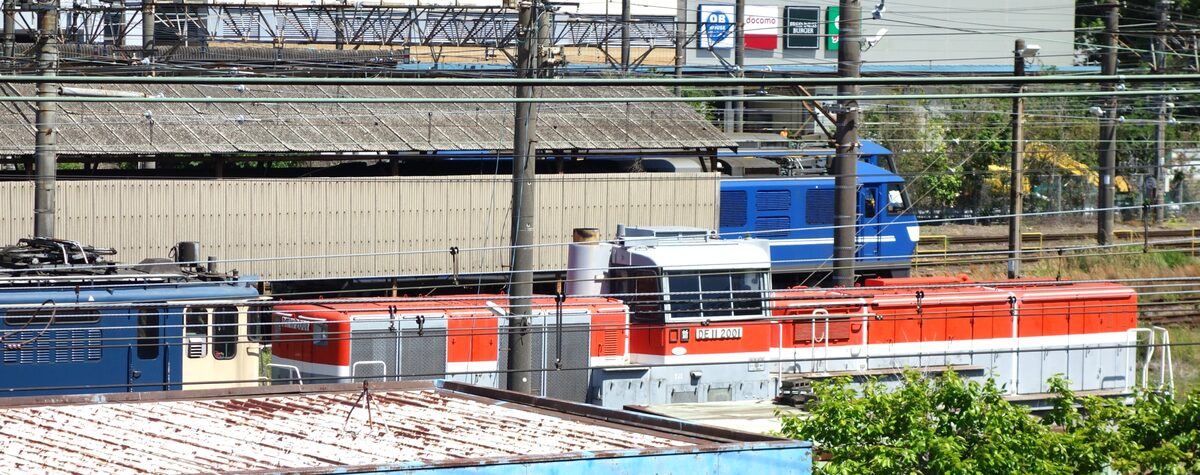 京急ストア前から見た赤いDE11形ディーゼル機関車