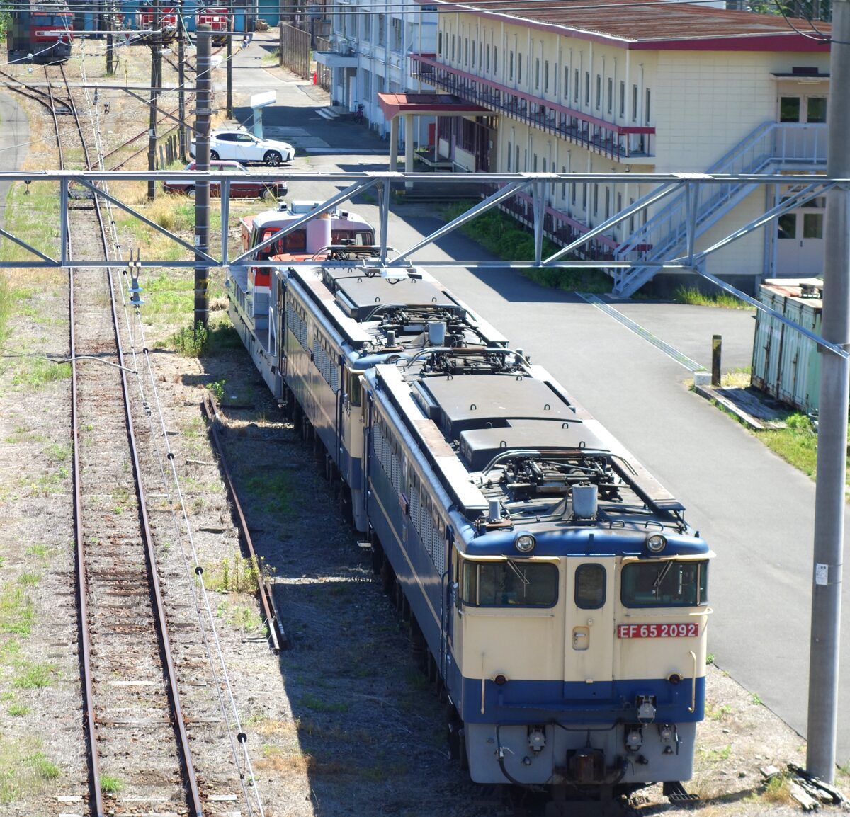 国鉄色のEF65形電気機関車(2092と2096)を見下ろす