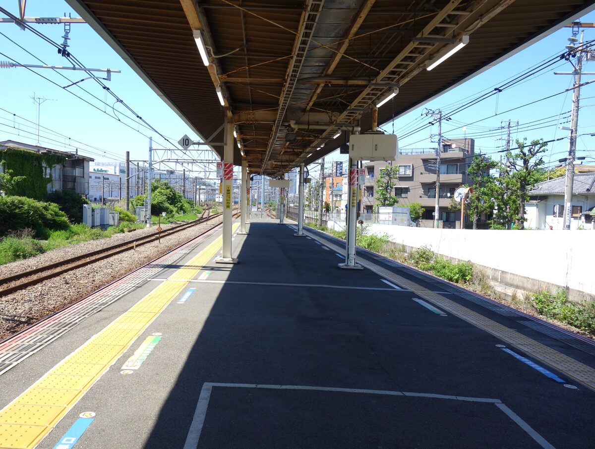 新川崎駅のホームから見た線路と沿線