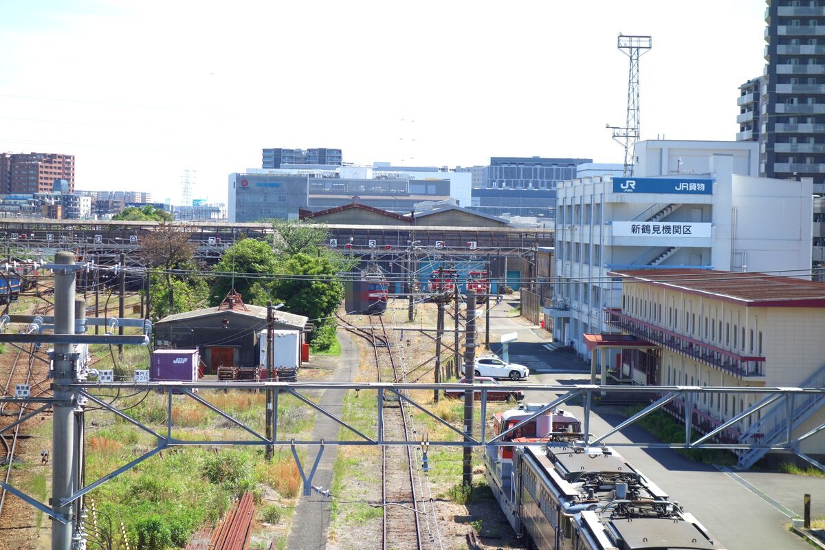 「JR貨物 新鶴見機関区」の看板が写るヤード全景