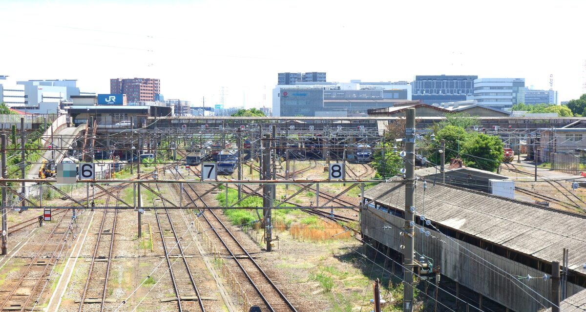 多数の線路が並ぶ新鶴見機関区の貨物ヤード