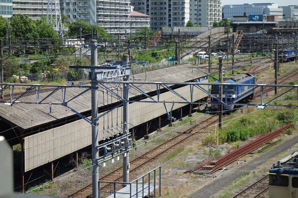 新鶴見機関区の検修庫とヤードの全景