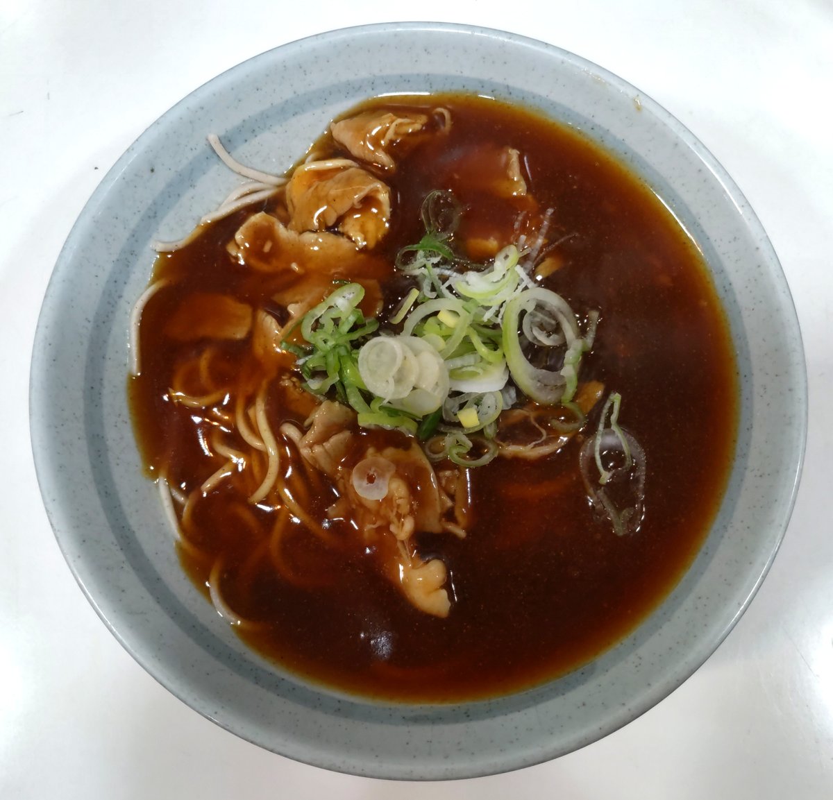爽亭 国分寺駅の「そば屋のカレー」そば。あんかけ状のカレーつゆに豚肉とねぎ