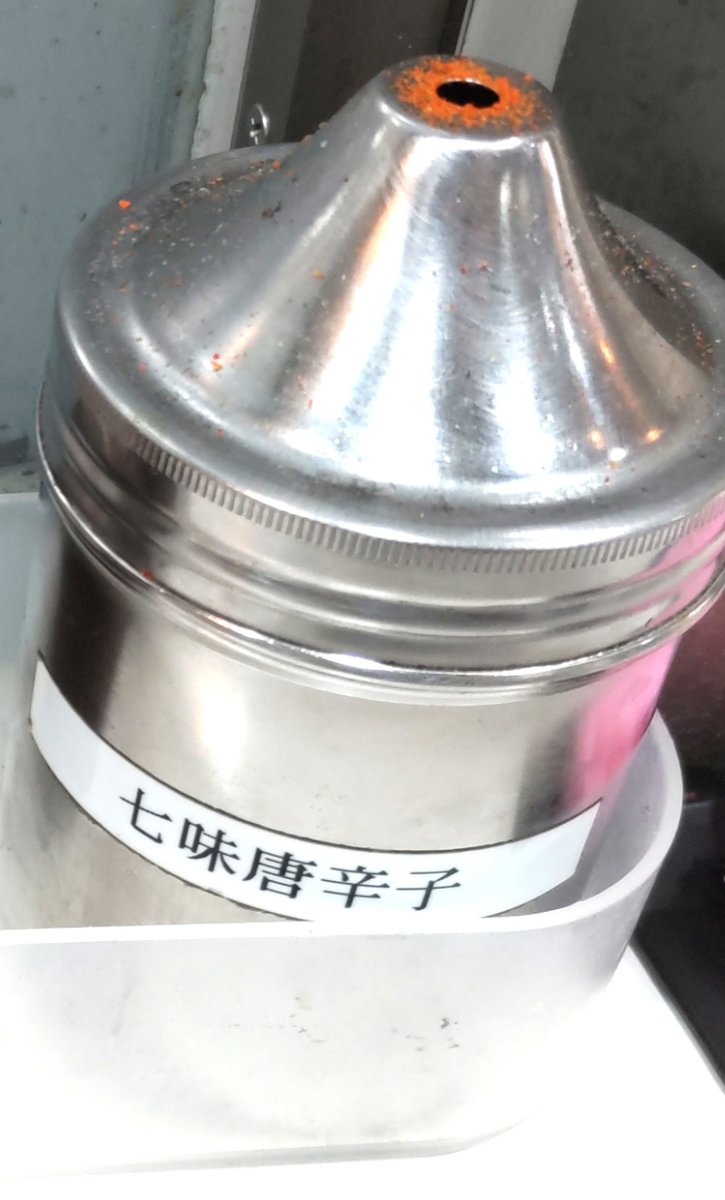 爽亭 国分寺店のカウンターに置かれた七味唐辛子の缶