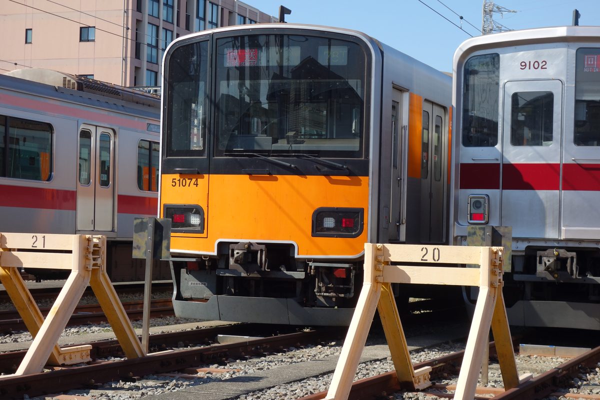 元住吉検車区に停まるオレンジ帯の東武50070型51074編成の前面