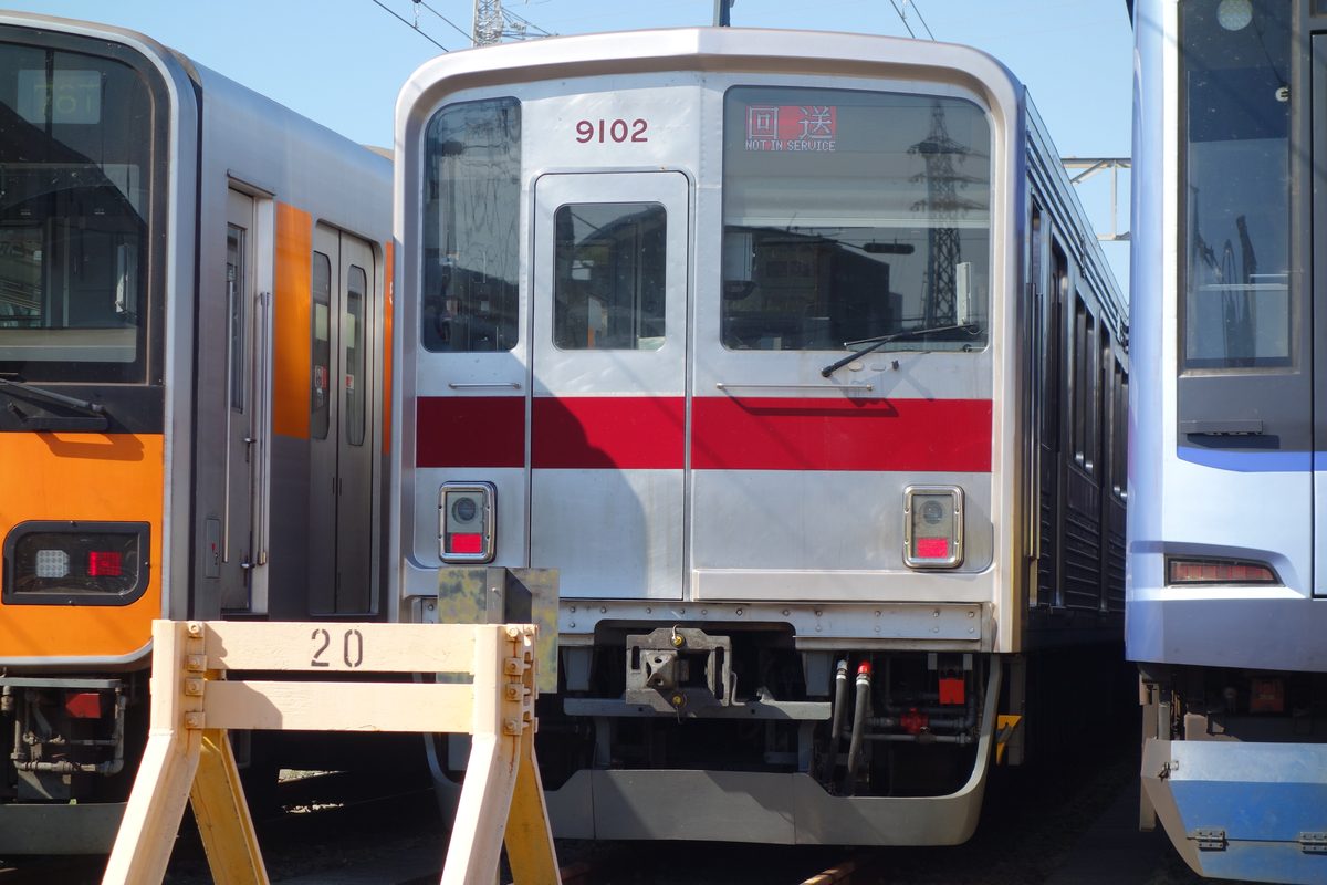 元住吉検車区に停まる東武9000系9102編成の前面（赤帯）