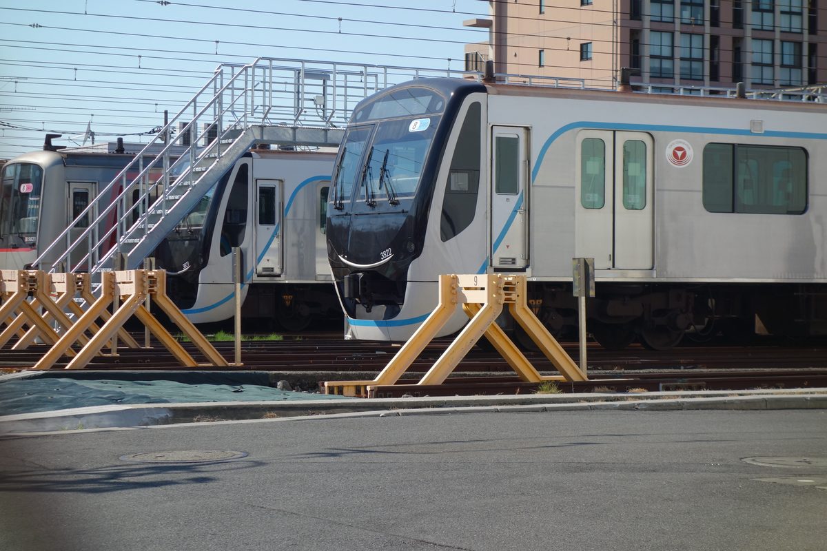 元住吉検車区に停まる東急3020系の前面（黒い顔に水色の帯）