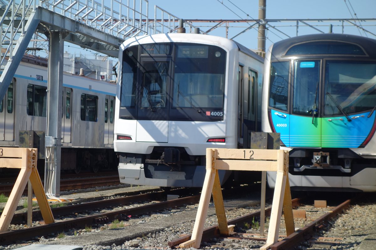 元住吉検車区に並ぶ東急5050系4000番台クハ4005と西武40000系40003編成の前面