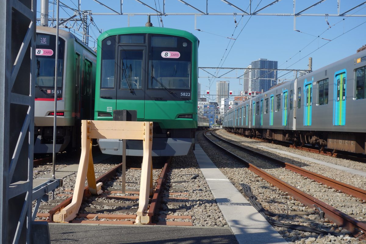 元住吉検車区に停まる緑色にラッピングされた東急5000系5122編成（車番5822）の前面