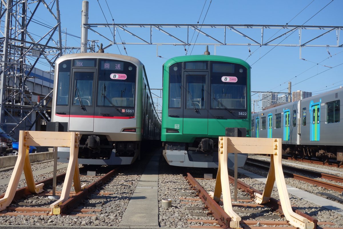 元住吉検車区に並ぶ緑色の東急5000系5122編成と赤帯の東急5050系5861の前面