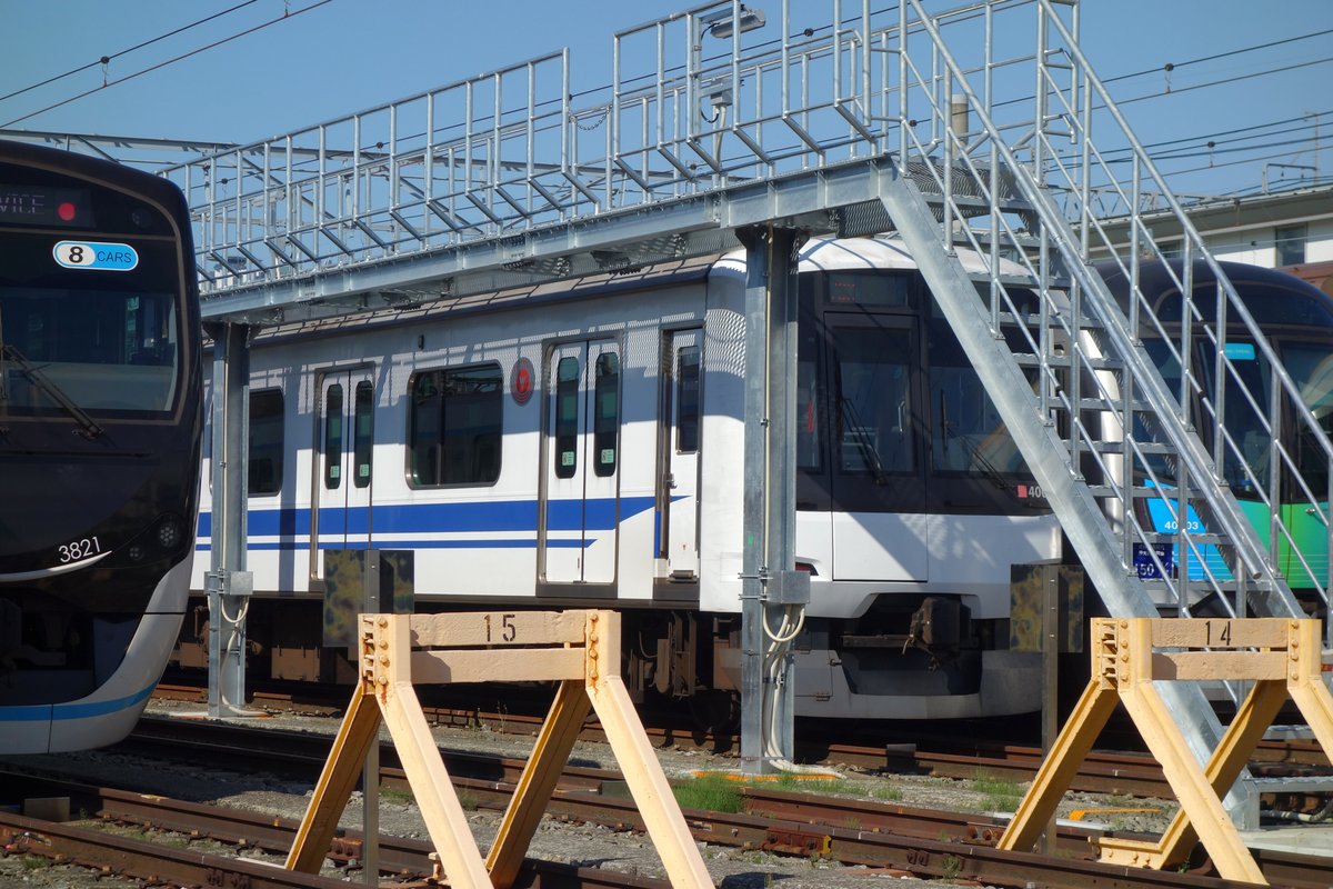 元住吉検車区に停まる東急5050系4000番台の新幹線デザインラッピングトレイン。白い車体の窓下に新幹線ブルーのライン