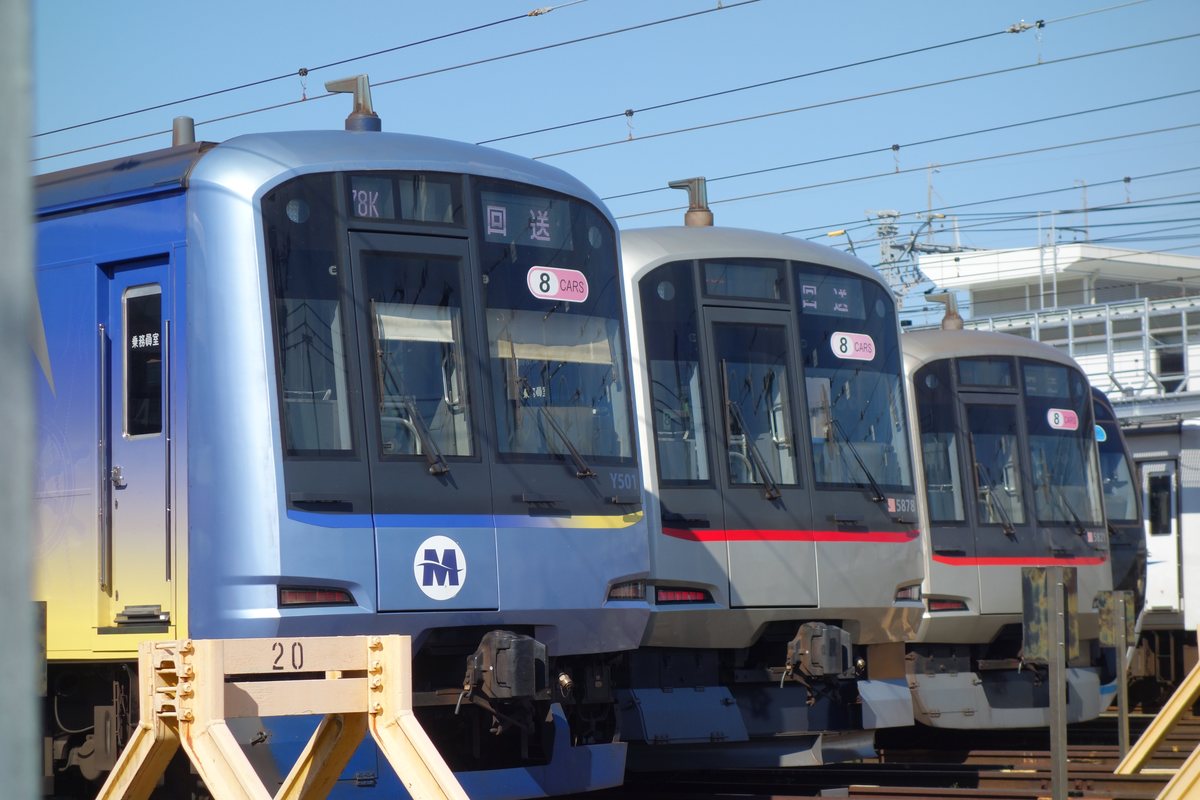 元住吉検車区に斜めに並ぶ横浜高速鉄道Y500系Y501と東急5050系5878の前面