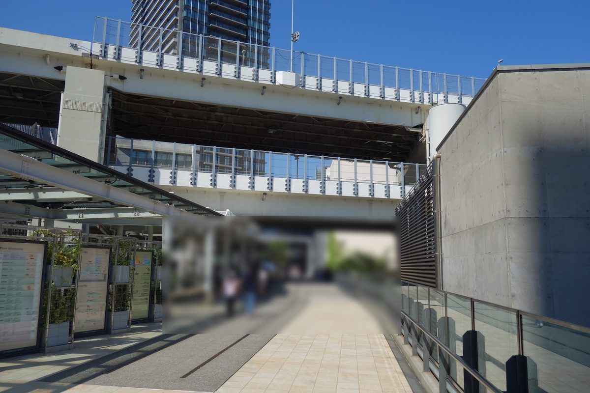 はまレールウォークへ続く横浜駅の歩行者デッキの通路