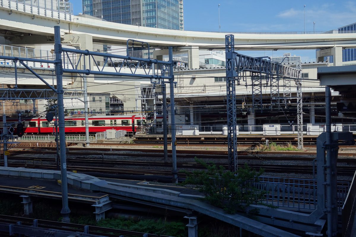 はまレールウォークのデッキから見た横浜駅の線路。奥に赤い京急の電車