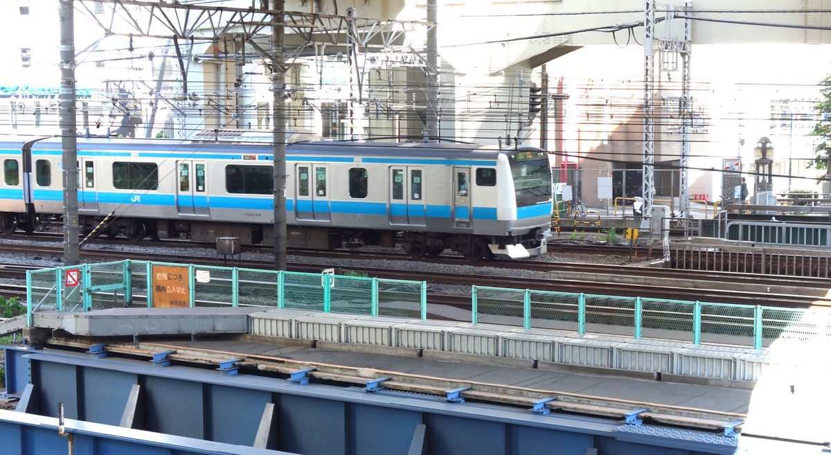 水色の帯が特徴の京浜東北線E233系電車