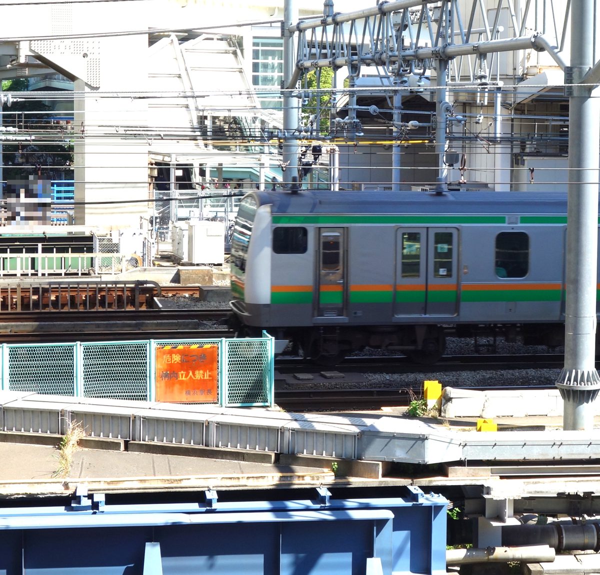 オレンジと緑の帯が特徴の東海道線E233系電車
