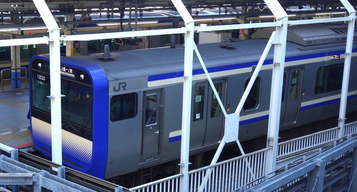 横須賀線のE235系電車の前面（行き先は上総一ノ宮）