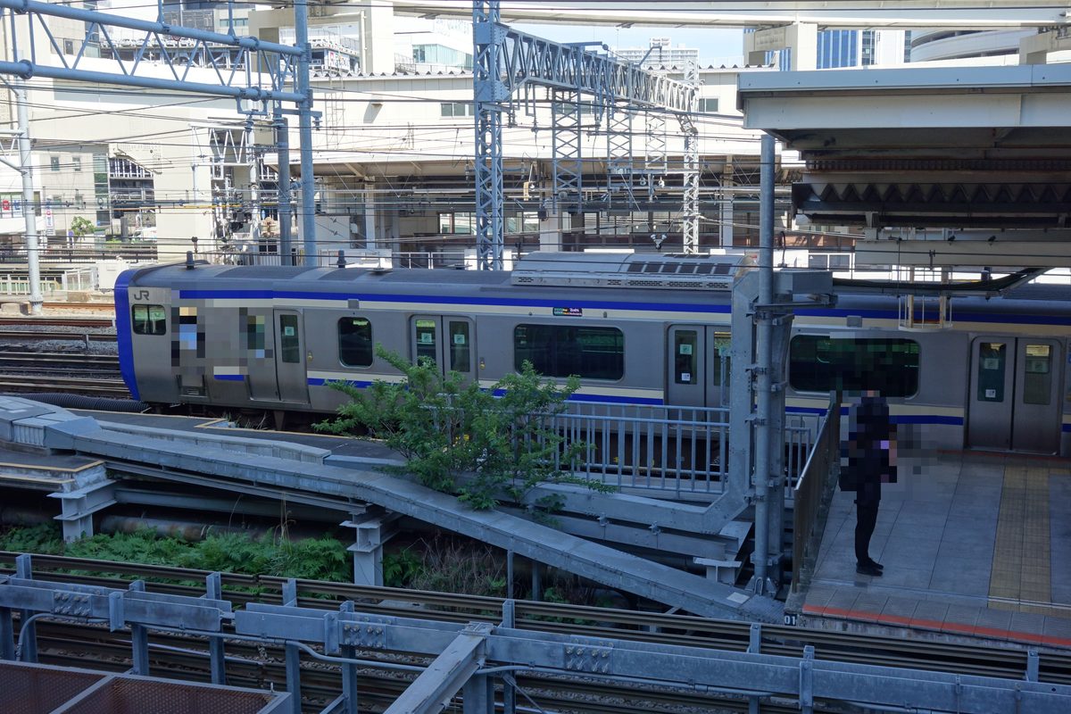 デッキから見えるJR横須賀線のE235系電車とホーム