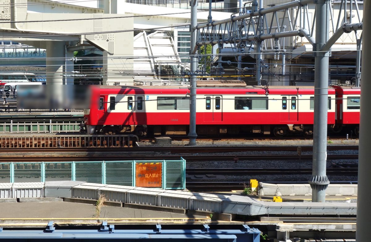 デッキから見える京急（京浜急行）の赤い電車