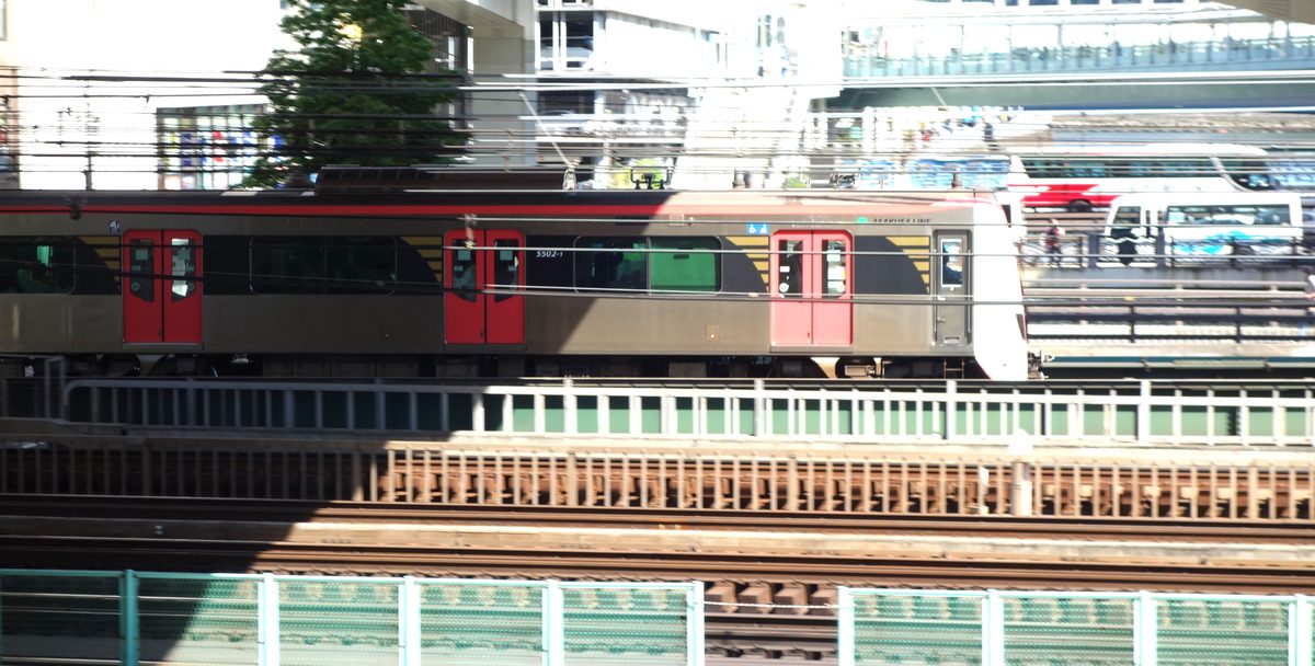 京急線に乗り入れてきた都営地下鉄5500形（浅草線）の電車