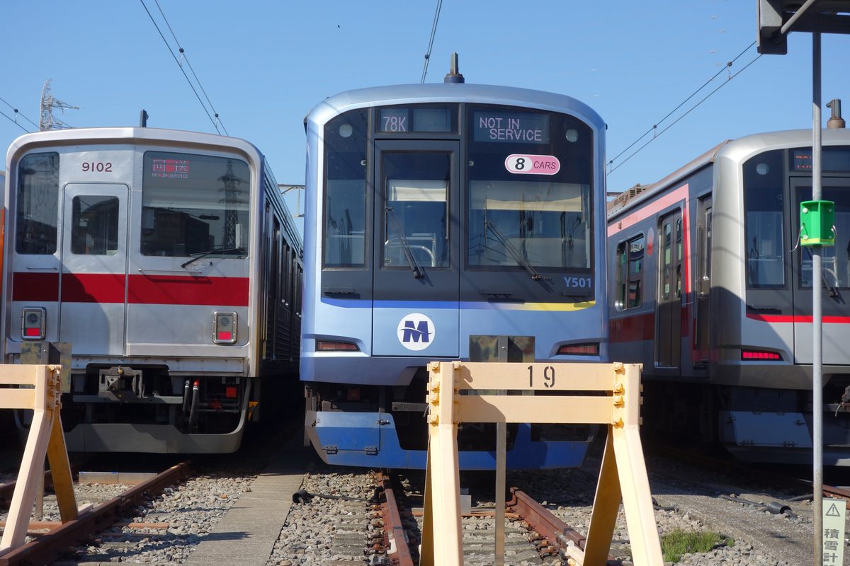 元住吉検車区に停まる横浜高速鉄道Y500系Y501編成の前面（Mマーク）