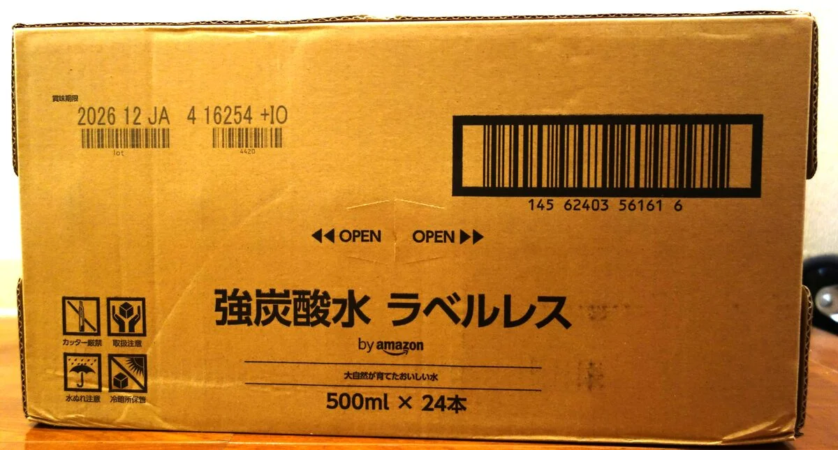 玄関に届いたby Amazon炭酸水24本入りの段ボール