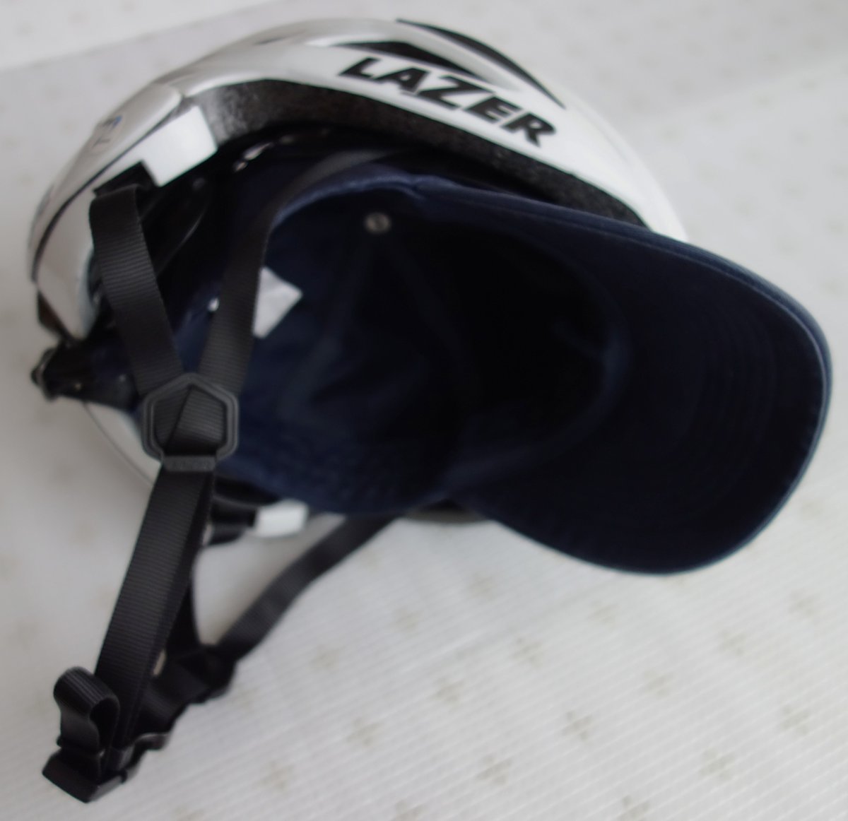 紺のキャップを中にかぶった状態のヘルメットを横から見たところ