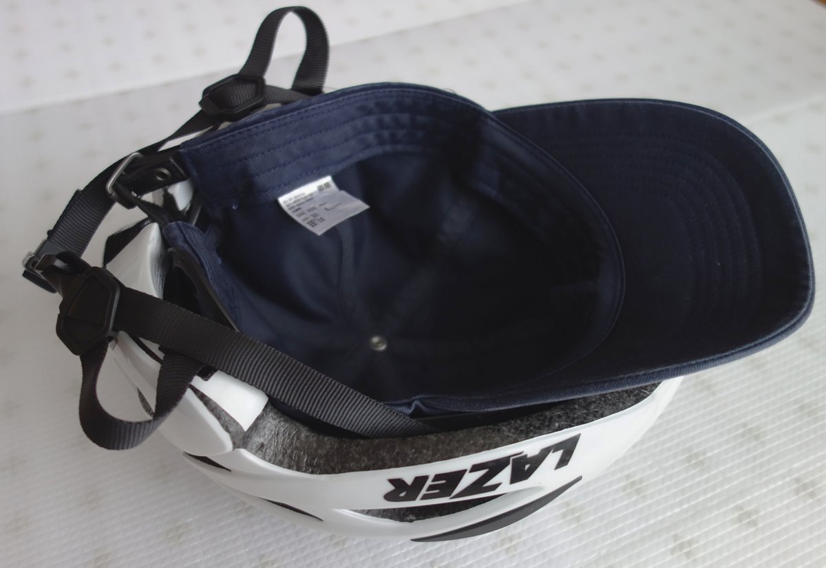 ヘルメットの内側に紺のキャップを入れた状態を下から見たところ