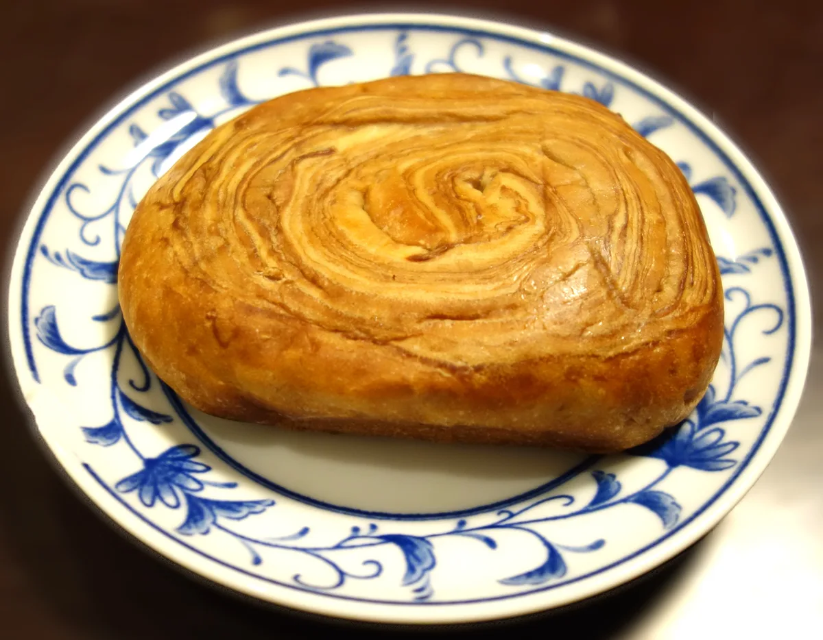 尾西のひだまりパン チョコの本体アップ上面。渦巻き状の層とつやが見える